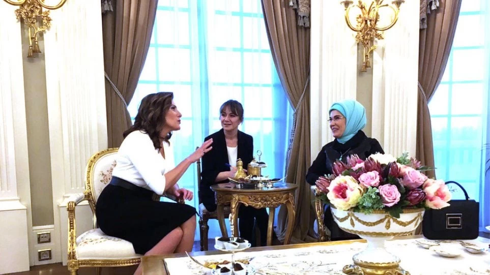 Περιστέρα Μπαζιάνα – Εμινέ Ερντογάν: Τσάι και χαμόγελα στα σαλόνια του «Λευκού Παλατιού» (ΦΩΤΟ)